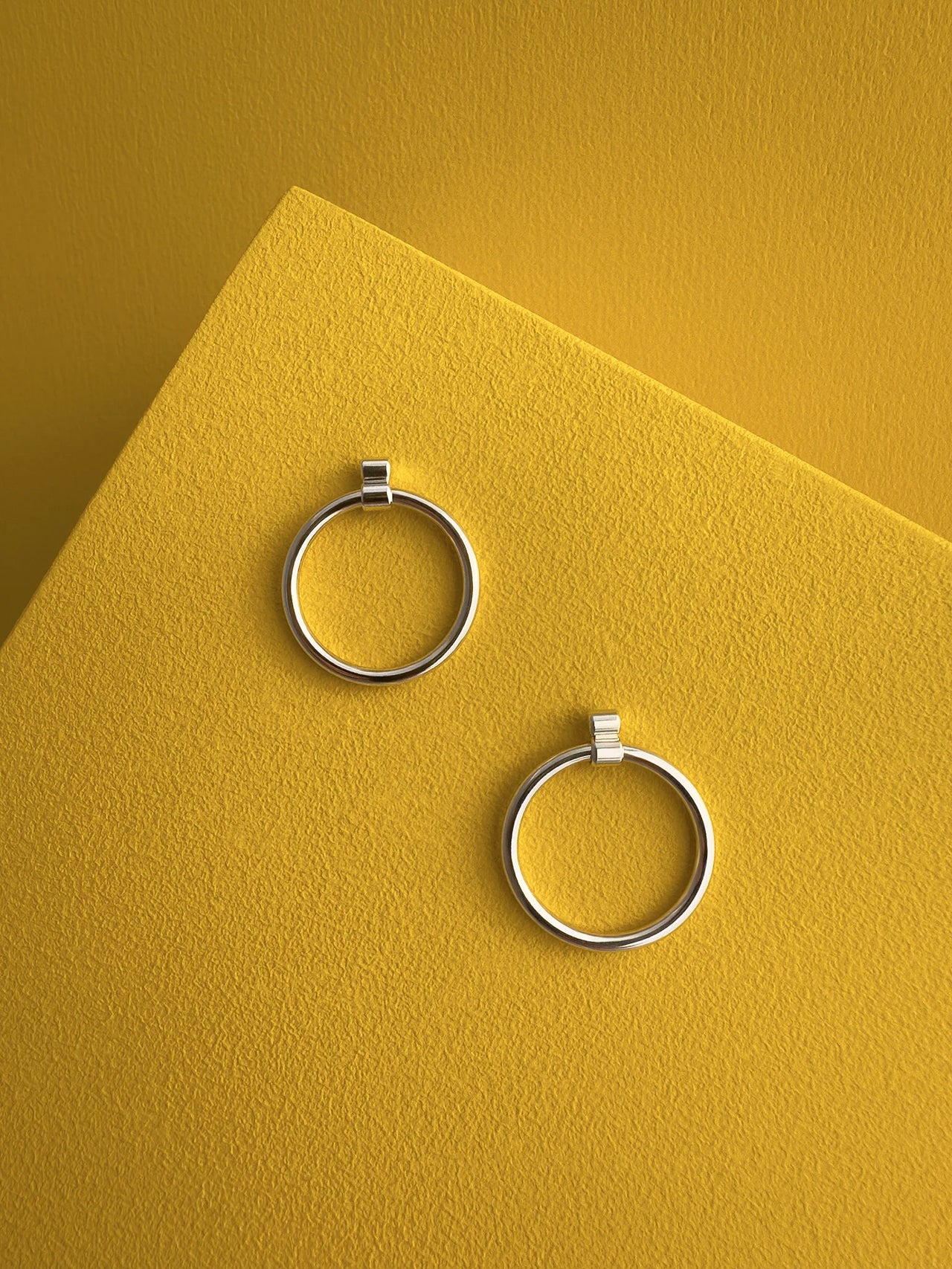 BOND earrings – one ring